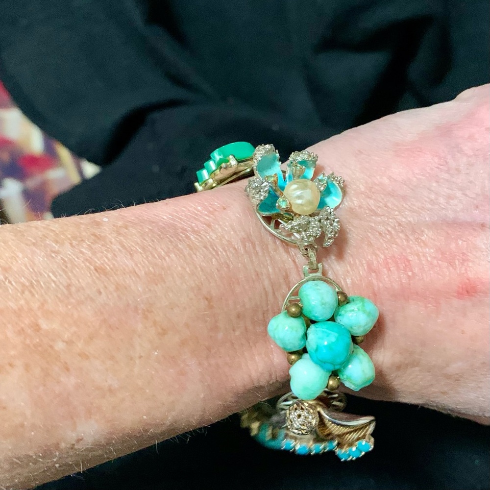 Vintage 1950s/60s Turquoise Tone Charm Bracelet – Gold Tone – Unsigned - Picture 7 of 8